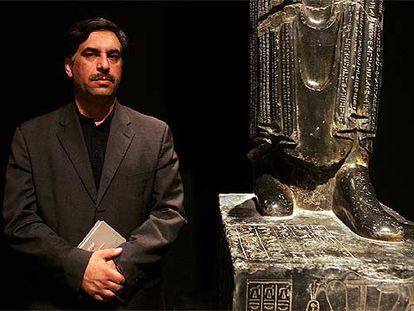 Mohammad-Reza Kargar, director del Museo Nacional de Irán, junto a una estatua de Darío hecha en Egipto.