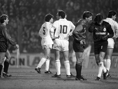 Paco Buyo se duele tras el impacto de un objeto en el Osasuna-Madrid de 1989 que se suspendió en el minuto 43.