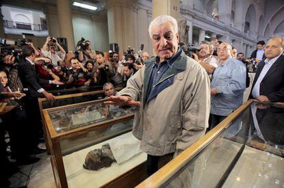 Zahi Hawass, ayer en el Museo Egipcio de El Cairo con las momias de los parientes de Tutankamón.