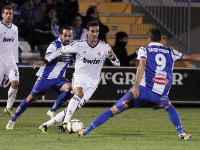 José Rodríguez se intenta ir de dos jugadores del Alcoyano.