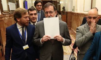 Mariano Rajoy, al centre, aquest dimecres als passadissos del Congrés dels Diputats.