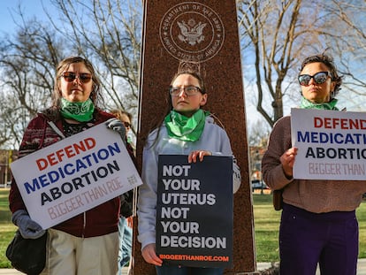 Tres mujeres protestan en apoyo al medicamento mifepristona, cuyo futuro aguarda una decisión judicial.
