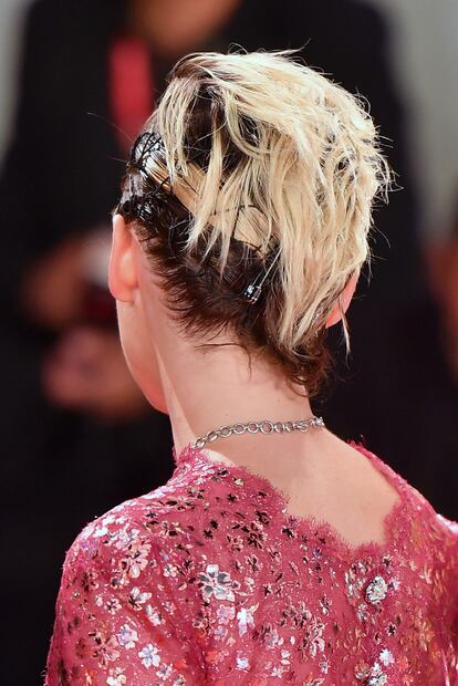 Detalle del peinado de Stewart en la alfombra roja del festival de Venecia.