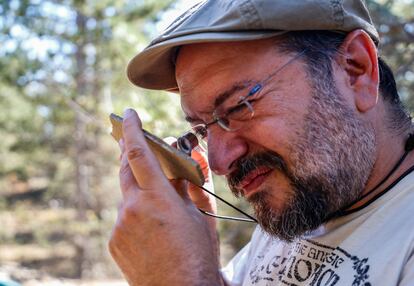 El profesor Marugán, codirector del proyecto de investigación de Las Hoyas, observa un fósil a través de su lupa de joyero.