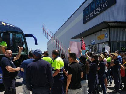 Concentración de los empleados ante la nave de DHL/Primark en Torija, en una imagen facilitada por el comité de empresa.