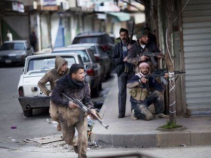 Rebeldes sirios toman posiciones durante un enfrentamiento con fuerzas gubernamentales en Idlib.