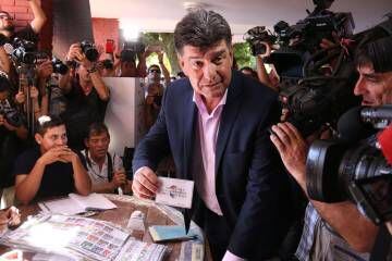 El liberal Efraín Alegre vota en Asunción.