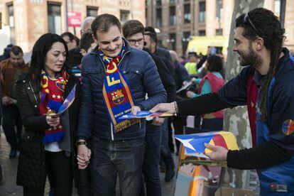Aficionados del FC Barcelona llegan al estadio.