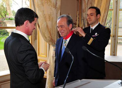 Manuel Valls impote la condecoraci&oacute;n a Gregorio Mara&ntilde;&oacute;n y Bertr&aacute;n de Lis. 