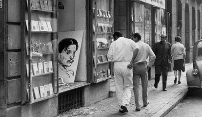 Fachada de la librería Antonio Machado de Madrid, tras el atentado del 29 de octubre de 1971.