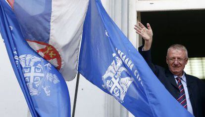 Vojislav Seselj saluda desde la sede del partido, en Belgrado.