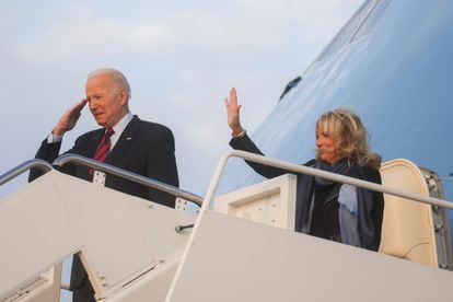 Joe Biden and First Lady Jill Biden salute aboard Air Force One this Monday at Andrews Military Base in Maryland.