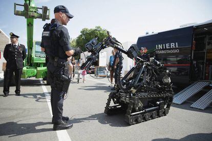 Un policía observa un robot para desactivar bombas en el Lido de Venecia.