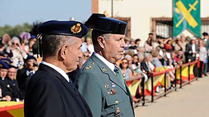 El teniente general Pedro Vázquez Jarava, a la derecha, en un acto celebrado en 2014 en Valdemoro (Madrid).