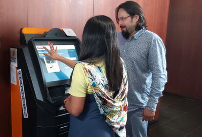 La senadora Indira Kempis y el emprendedor José Rodríguez, frente al cajero de bitcoin en el Senado.
