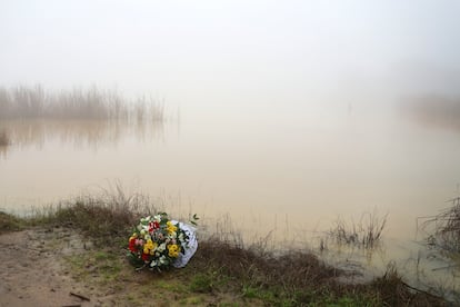 Un ramo de flores dejado en homenaje a los militares muertos en Cerro Muriano.