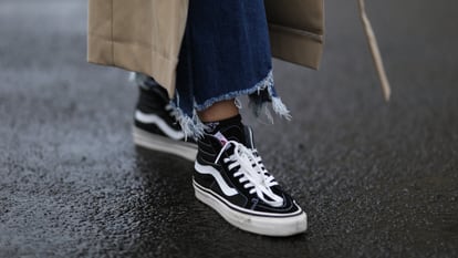 Nuez Desalentar frio Nike, Adidas o Vans: 14 zapatillas negras para mujer y hombre que combinan  con todo | Escaparate | EL PAÍS