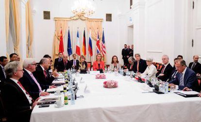 Imatge de la taula negociadora a Viena.