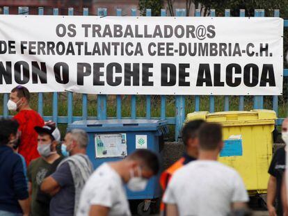Trabajadores concentrados en la entrada de la fábrica de Alcoa en San Cibrao (Lugo). 