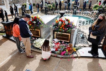 La tumba de Lisa Marie Presley, repleta de flores, junto a la de su hijo Benjamin Keough, en Graceland.