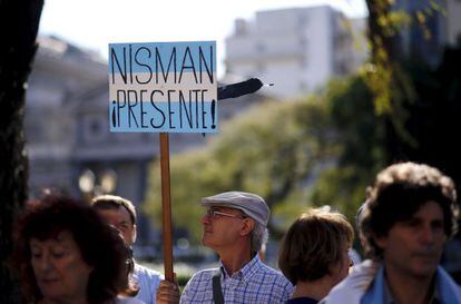 Un hombre en una manifestaci&oacute;n por la muerte de Nisman.