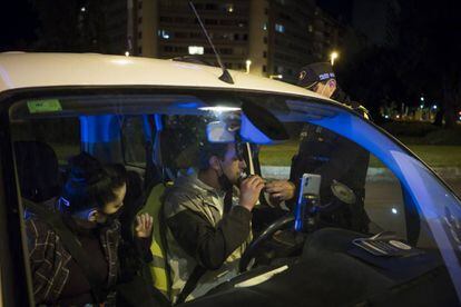 Controles policiales en la Plaza Francesc Macià de Barcelona.