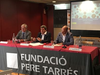 El ministro José Luis Escrivá (centro), durante la conferencia en la Fundación Pere Tarrés.