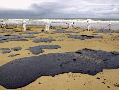 Limpieza de manchas de chapapote en la costa, en 2005.