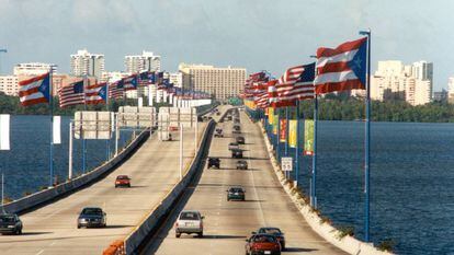 Puente Teodoro Moscoso, una autopista de peaje de San Juan (Puerto Rico) en una foto de archivo