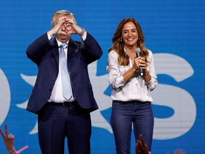 El presidente de Argentina, Alberto Fernández, y la nueva ministra de Desarrollo Social, Victoria Tolosa Paz, durante la campaña electoral para las elecciones de medio término, el 14 de noviembre de 2021.