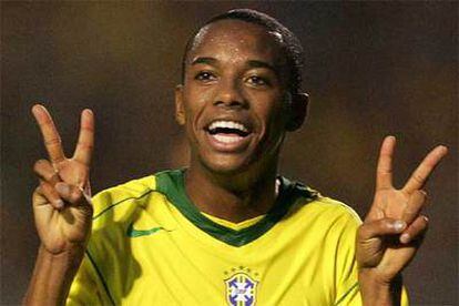 Robinho celebra un gol que consiguió con la selección brasileña frente a Paraguay en partido de clasificación para el Mundial de 2006.