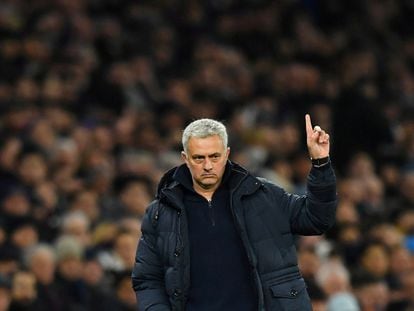 El técnico José Mourinho, durante un partido de la Premier League al frente del Tottenham.