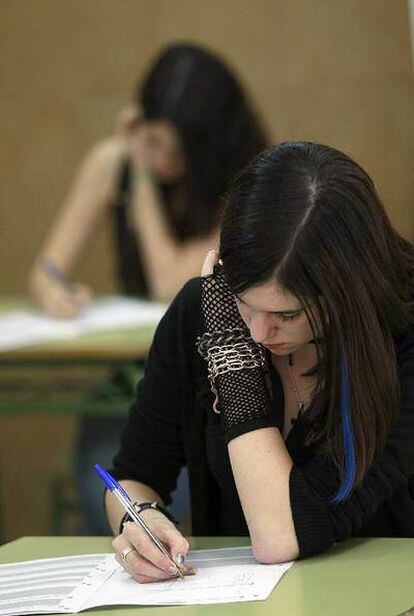 Una alumna, durante el examen a los alumnos de 3º de ESO.
