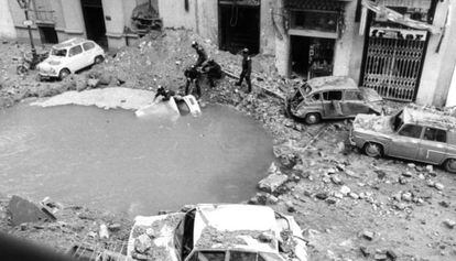 El inmenso socavón que dejó el estallido de la bomba que mató a Carrero.