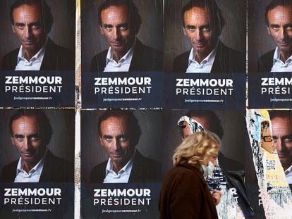 Una mujer pasa junto a carteles del polemista Éric Zemmour en París, el 13 de octubre.