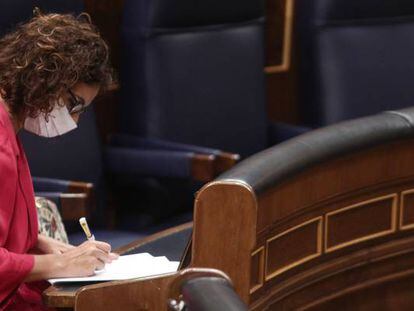 La ministra de Hacienda, María Jesús Montero, en su escaño en el Congreso-
