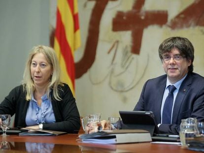 La consejera de Presidencia, Neus Munt&eacute;, y el presidente, Carles Puigdemont, en la reuni&oacute;n de Gobierno.