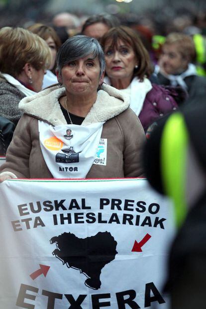 Una de las participantes en la manifestación en Bilbao contra la dispersión de los presos de ETA.