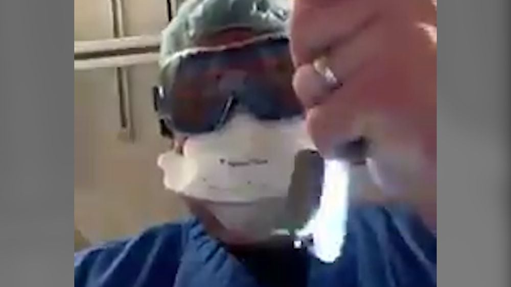 Photo of Kenneth Remy: el médico simula lo que ve un paciente covid antes de su muerte Videos