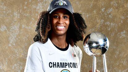 Astou Ndour, con el título de campeona de la WNBA.