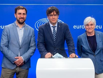 Toni Comin, Carles Puigdemont y Clara Ponsatí en el Parlamento Europeo en junio de 2021.