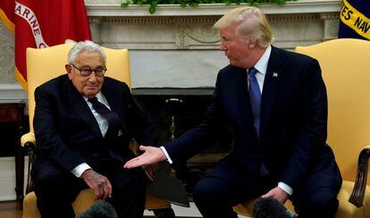 Donald Trump menyambut Kissinger pada Oktober 2017.