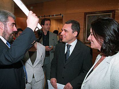 Los diputados socialistas Modesto Nolla, Rafael Simancas y Ruth Porta charlan durante un receso de la comisión.