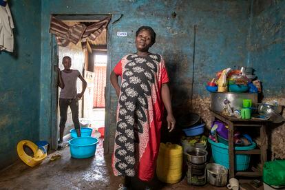 Beatrice Achungo Mbendo, madre soltera de 38 años, vive en Nairobi y lucha por sobrevivir tras perder su trabajo por la covid.