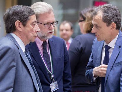 Pedro Duque (a la derecha) conversa con el embajador adjunto ante la UE, Juan de Arístegui (a la izquierda de la imagen), este viernes en Bruselas.