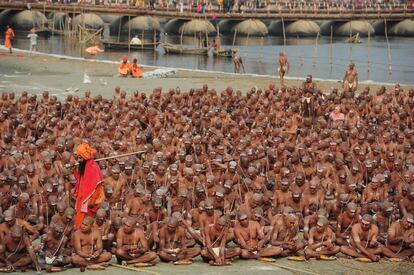 El también ganador del prestigioso galardón World Press Photo Alfred Yaghobazadeh acercará al público de 'Visa pour l'image' al festival Maha Kumbh Mela, una de las concentraciones religosas más multitudinarias del planeta que dura 55 días y se celebra cada 12 años. Arriba, un Naga Sadhus prepara un ritual en la orilla del Ganges. (Febrero de 2013).