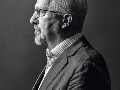 El escritor Alan Hollinghurst posa ensimismado para ICON, demostrando el caballero clásico y ajeno a las modas que es.