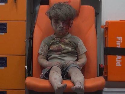 Un niño sentado en una ambulancia, en una imágen del vídeo difundido por Aleppo Media Center (AMC), un grupo activista contrario al Gobierno sirio.