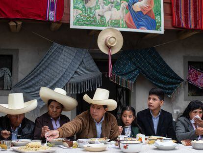 Pedro Castillo con su familia en Chota, Perú, en junio de 2021.