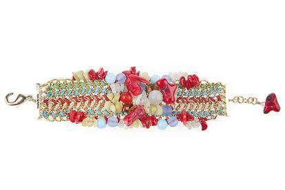 Colorida: Bimba y Lola nos propone esta pulsera de cadena dorada e hilo de colores con piedras. Puedes adquirirla en su tienda on line por 46 euros.